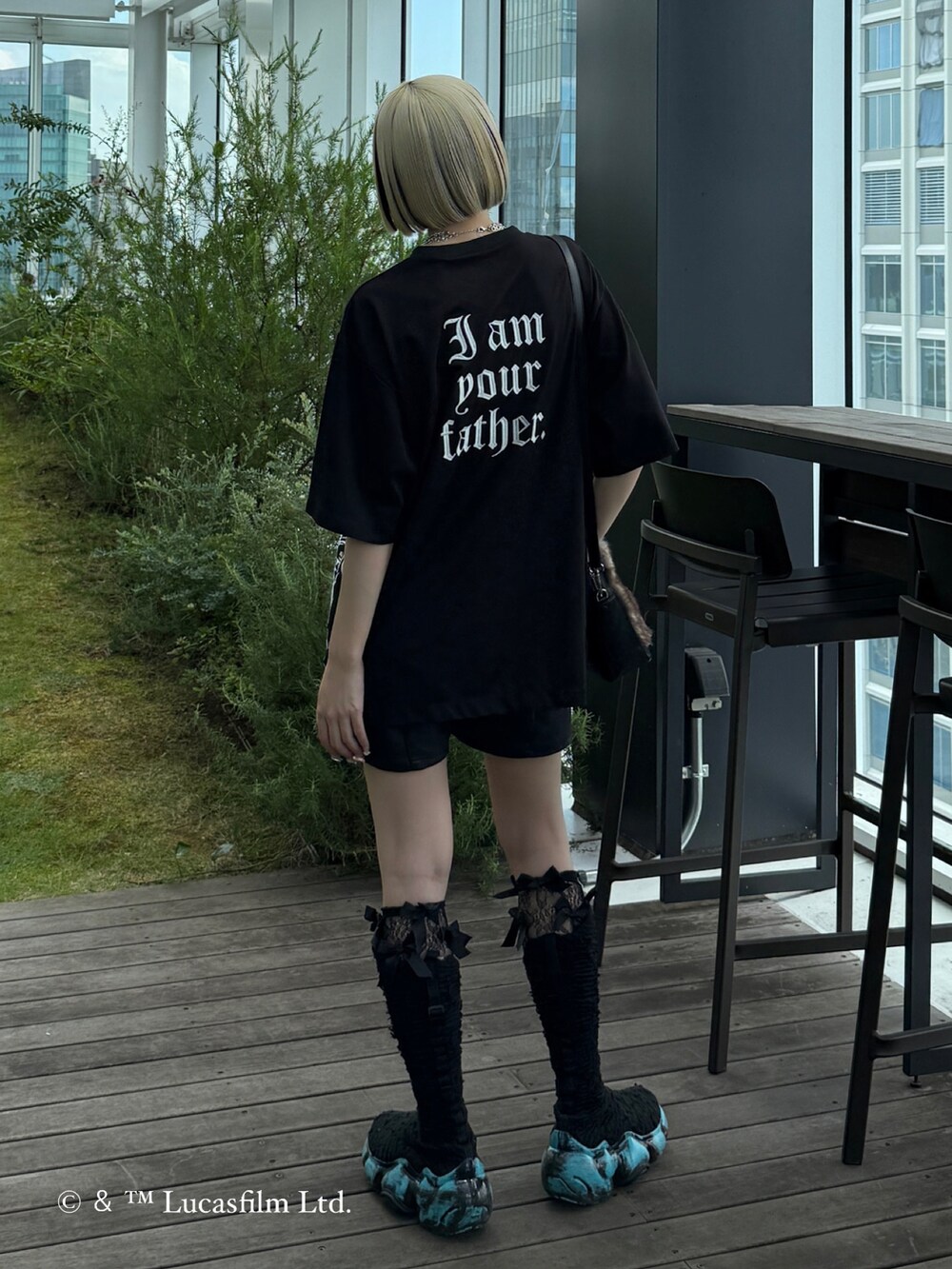 ブラック系のTシャツ/カットソー、ブラック系のショルダーバッグを着用したレディースの夏コーディネートの2枚目の写真