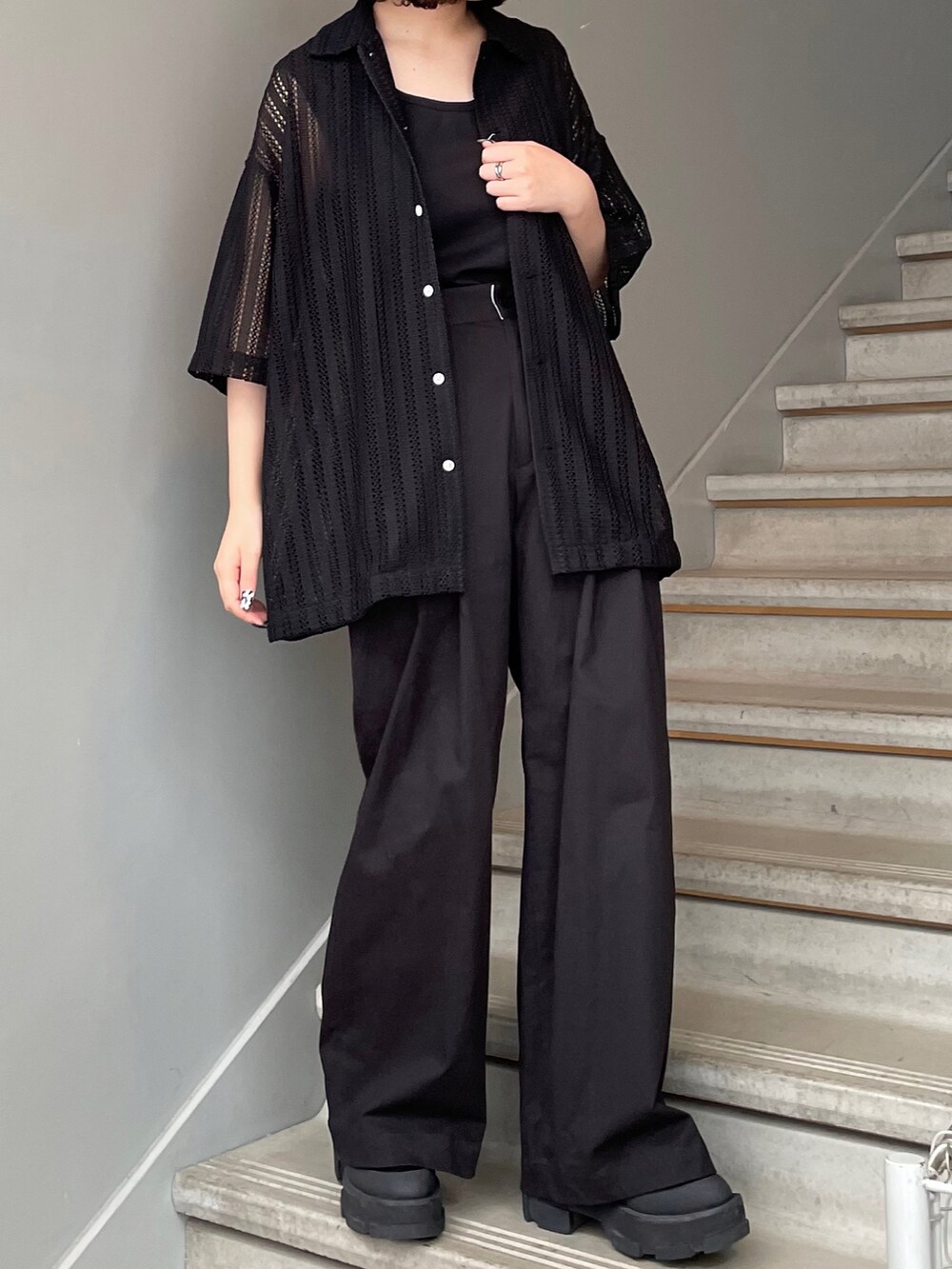 ブラック系のタンクトップ、ブラック系のシャツ/ブラウス、ブラック系のその他パンツを着用したレディースの夏コーディネートの3枚目の写真