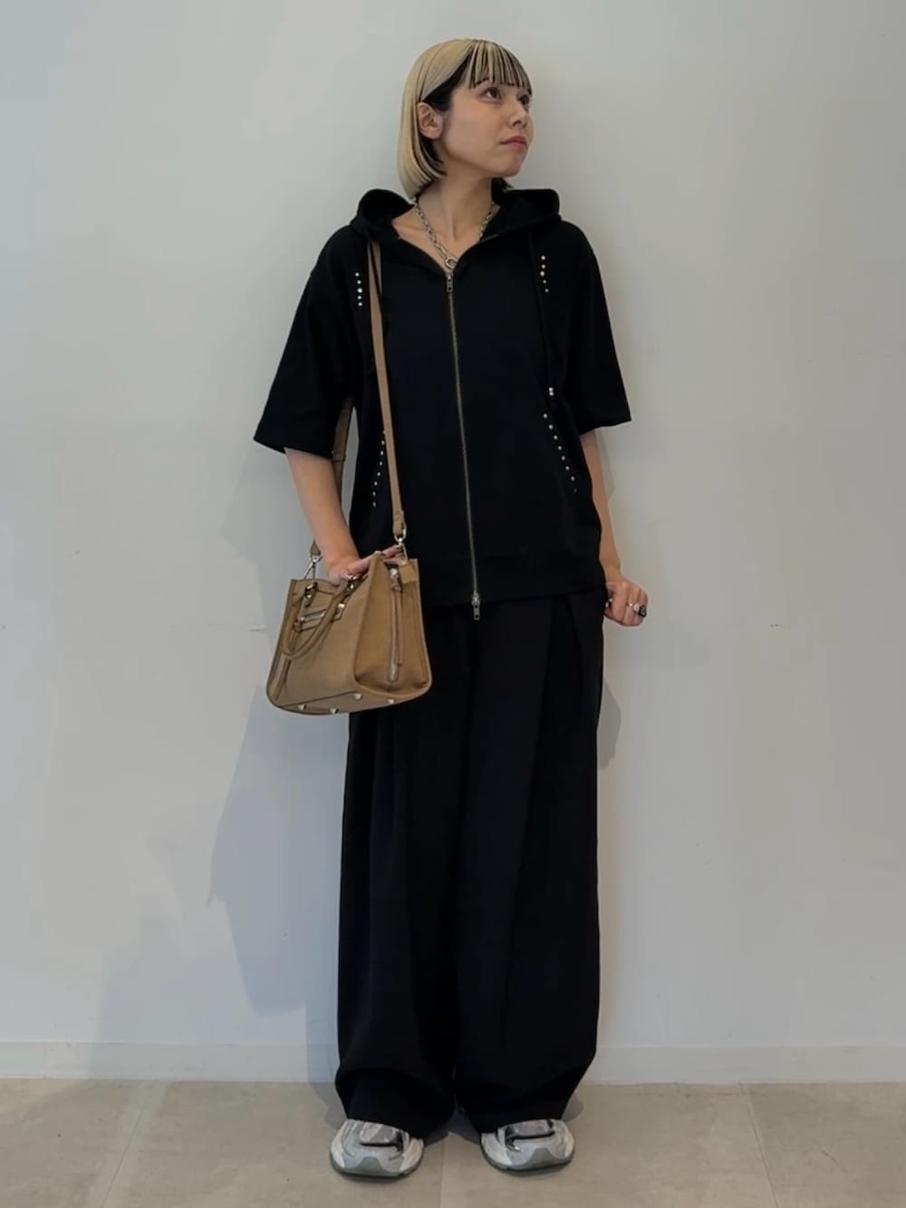 ブラック系のパーカー、ブラック系のその他パンツを着用したレディースの夏コーディネートの4枚目の写真