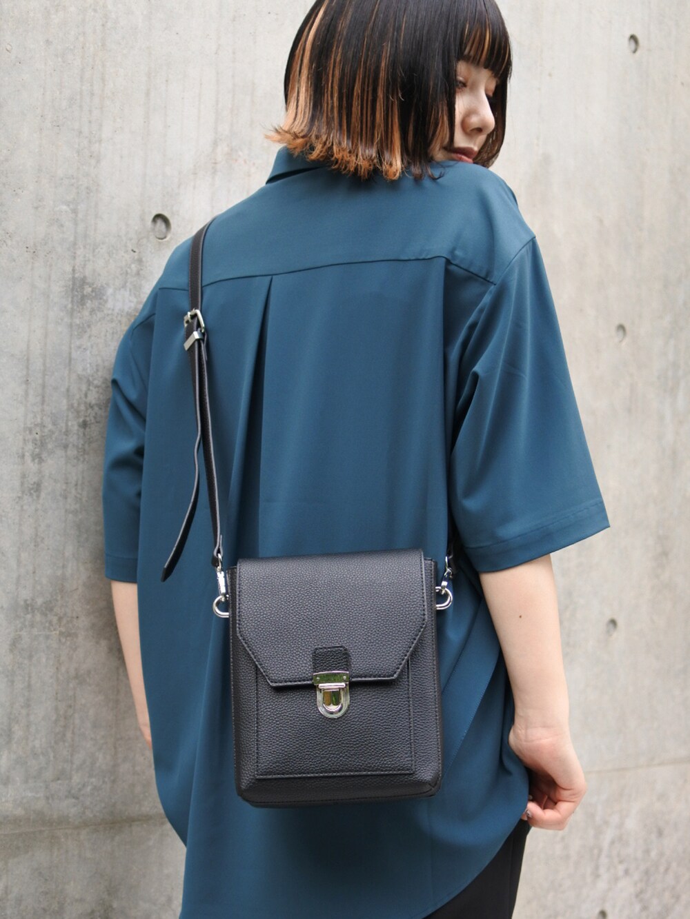 ブルー系のシャツ/ブラウス、ブラック系のショルダーバッグ、ブラック系のその他パンツを着用したレディースの春コーディネートの3枚目の写真