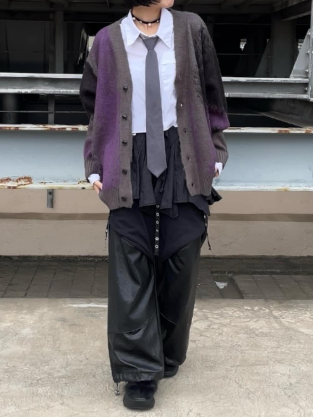 パープル系のカーディガン/ボレロ、パープル系のカーディガン/ボレロ、ブラック系のその他パンツを着用したレディースの秋コーディネートの3枚目の写真