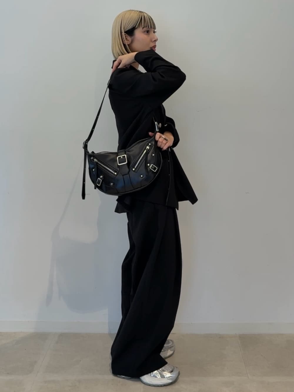 ブラック系のショルダーバッグ、ブラック系のその他パンツを着用したレディースの夏コーディネートの2枚目の写真