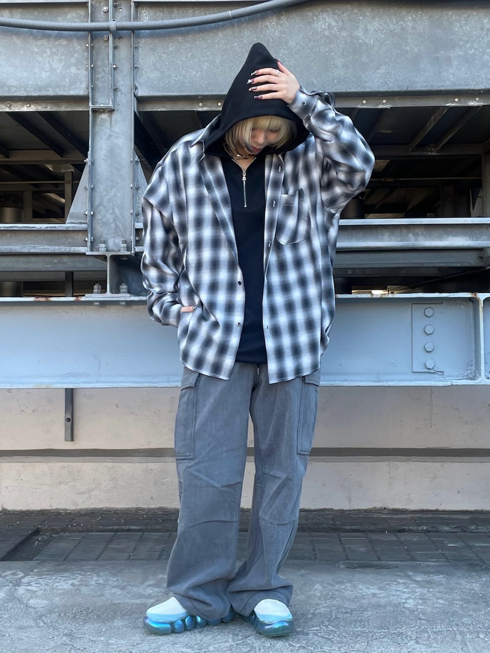 ブラック系のシャツ/ブラウス、グレー系のカーゴパンツを着用したレディースの冬コーディネートの2枚目の写真