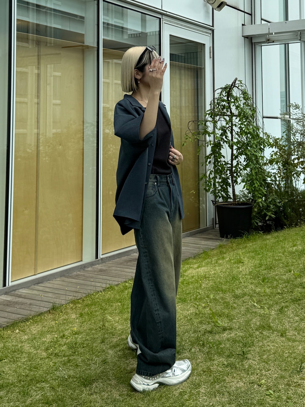 ブラック系のタンクトップ、ブルー系のシャツ/ブラウス、ブルー系のデニムパンツを着用したレディースの春コーディネートの4枚目の写真