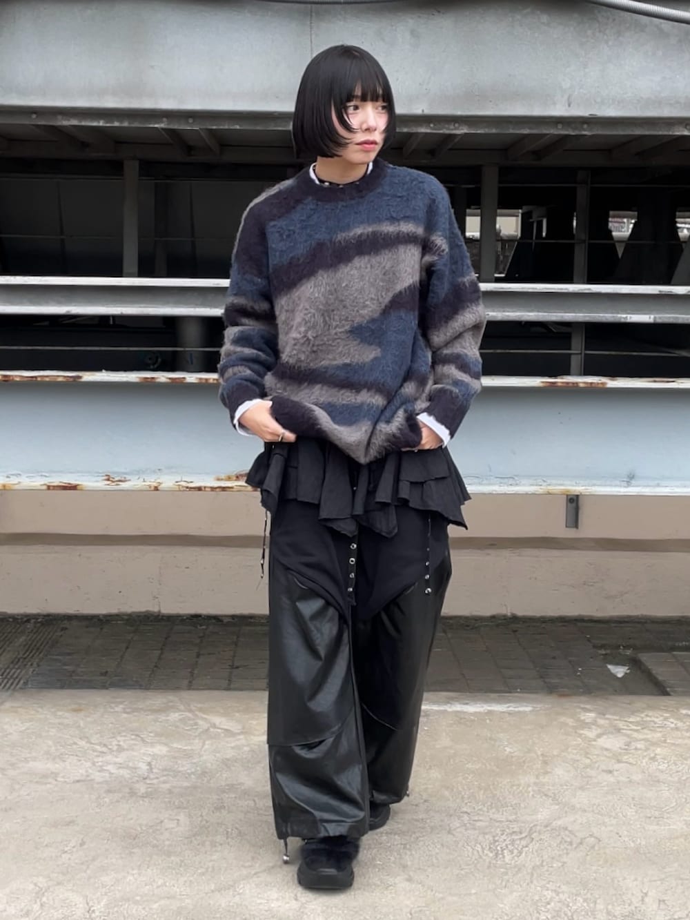 グリーン系のニット/セーター、グリーン系のニット/セーターを着用したレディースの秋コーディネートの2枚目の写真