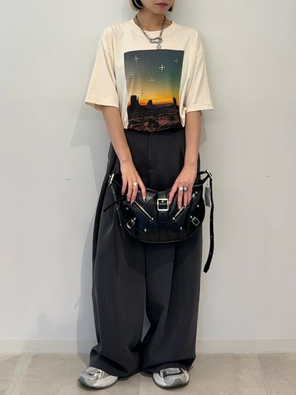 ブラック系のTシャツ/カットソーを着用したレディースの夏コーディネートの4枚目の写真