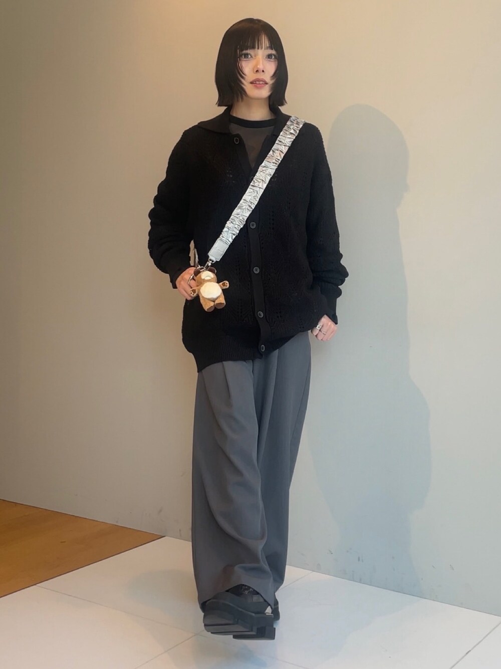 ブラック系のカーディガン/ボレロ、グレー系のその他パンツ、グレー系のその他パンツを着用したレディースの冬コーディネートの2枚目の写真