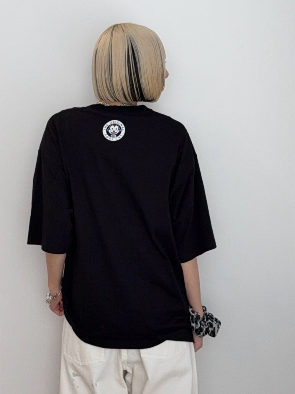 ブラック系のTシャツ/カットソー、ホワイト系のその他パンツを着用したレディースの夏コーディネートの3枚目の写真