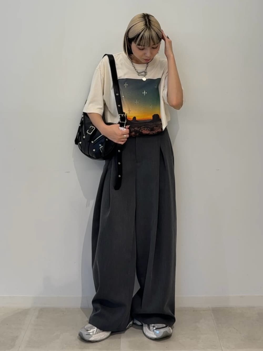 ブラック系のTシャツ/カットソーを着用したレディースの夏コーディネートの2枚目の写真