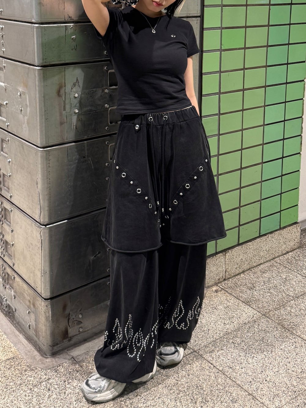「ブラックコーデ、スタッズ、スウェット、スウェットパンツ、パンツコーデ、ブラック、モード、モードストリート、短丈、夏服コーデ、おでかけコーデ、初夏コーデ、シンプルスタイル、tk.TAKEO KIKUCHI」｜「tk.TAKEO KIKUCHIのK’PJT by AOI 『Lightweight Pants』（その他パンツ、ブラック系）」を使った、あおいさん（レディース・159cm）の夏コーディネートの3枚目の写真