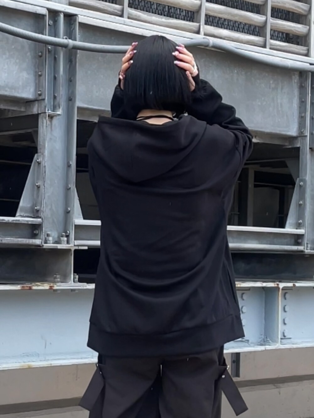 ブラック系のパーカーを着用したレディースの秋コーディネートの3枚目の写真