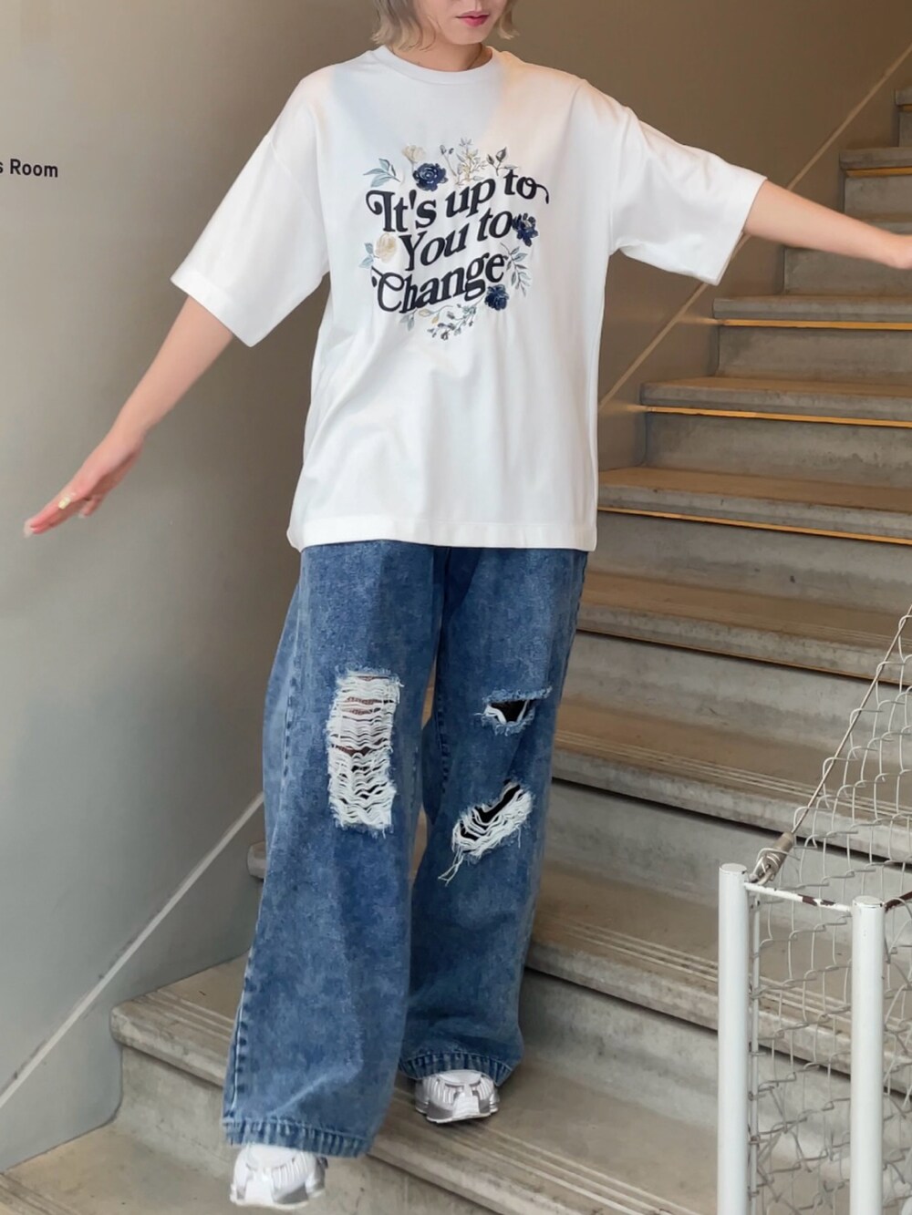 ホワイト系のTシャツ/カットソー、ブルー系のデニムパンツを着用したレディースの春コーディネートの4枚目の写真