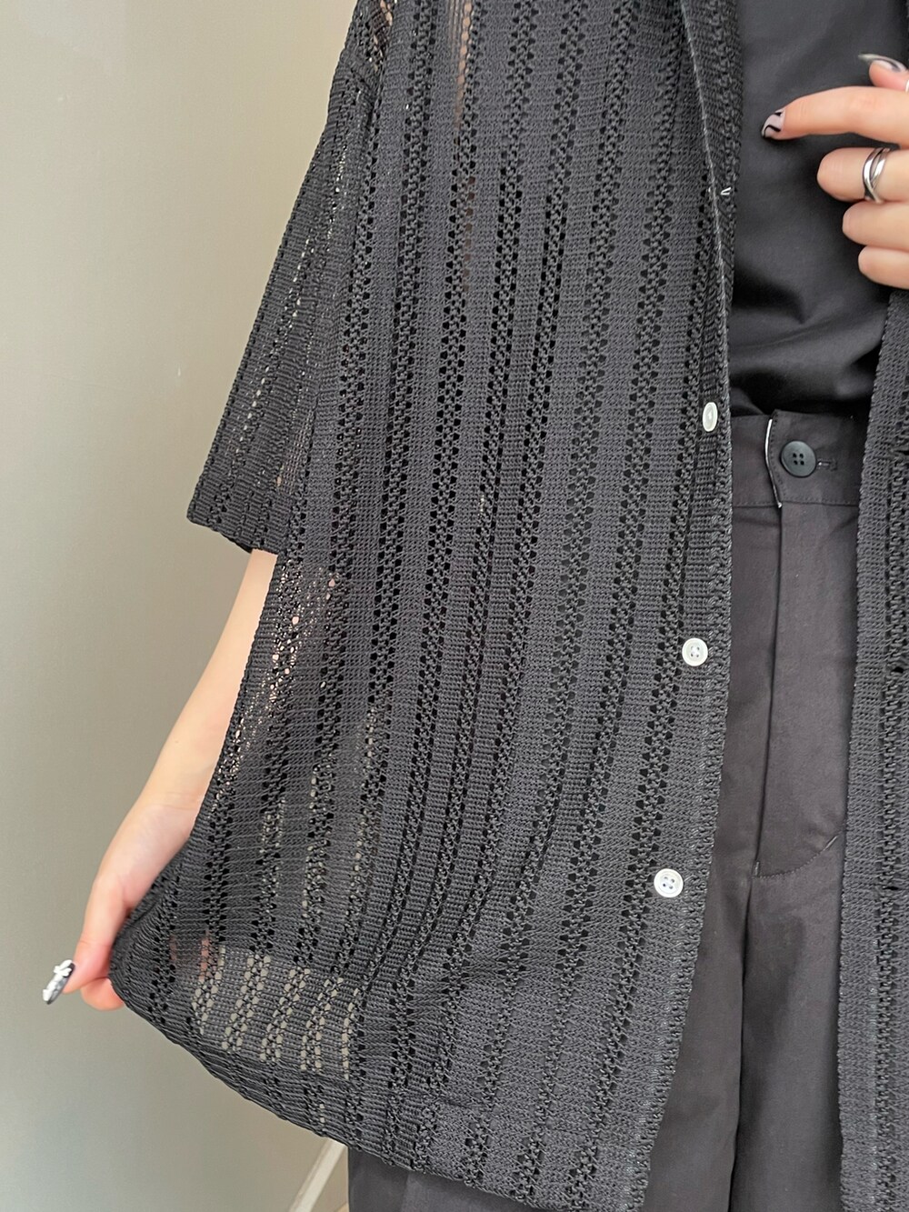 ブラック系のタンクトップ、ブラック系のシャツ/ブラウス、ブラック系のその他パンツを着用したレディースの夏コーディネートの5枚目の写真