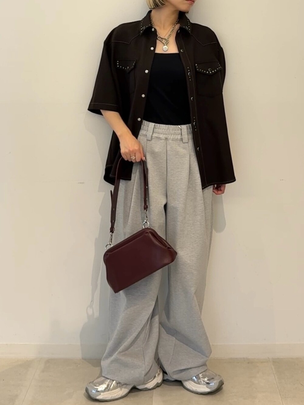 ブラウン系のシャツ/ブラウスを着用したレディースの夏コーディネートの3枚目の写真