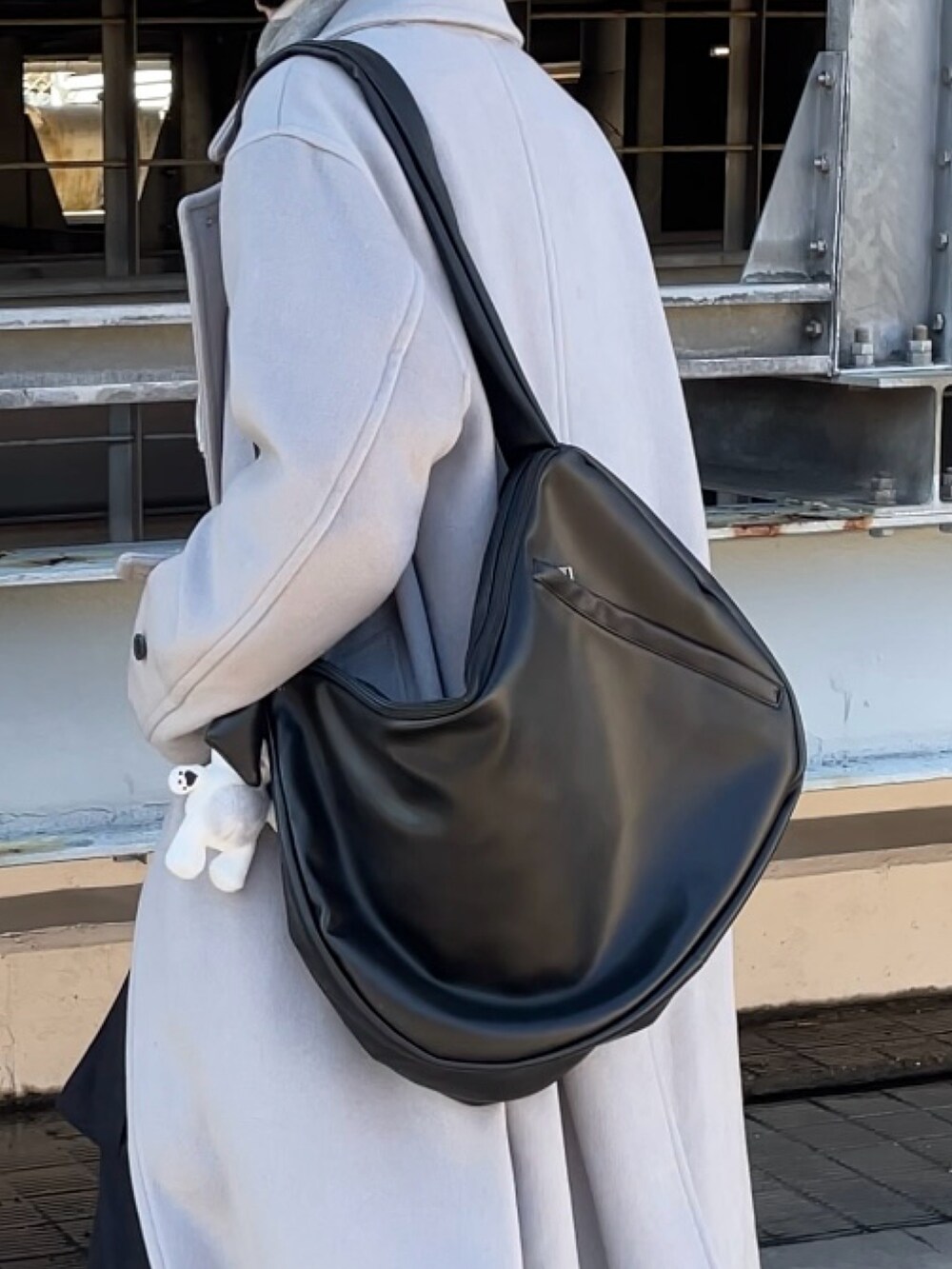 ブラック系のショルダーバッグ、グレー系のチェスターコート、ブラック系のカーゴパンツを着用したレディースの秋コーディネートの3枚目の写真