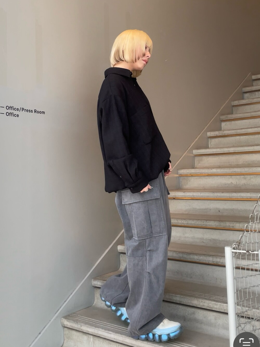 ブラック系のシャツ/ブラウス、グレー系のデニムパンツを着用したレディースの春コーディネートの2枚目の写真