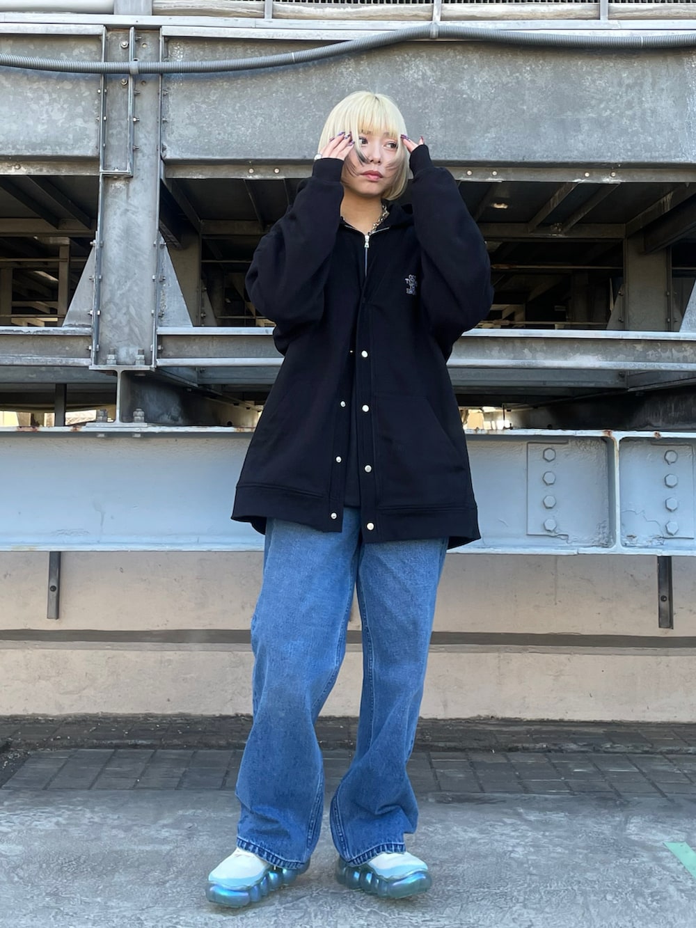 ブラック系のカーディガン/ボレロ、ブルー系のデニムパンツを着用したレディースの冬コーディネートの4枚目の写真