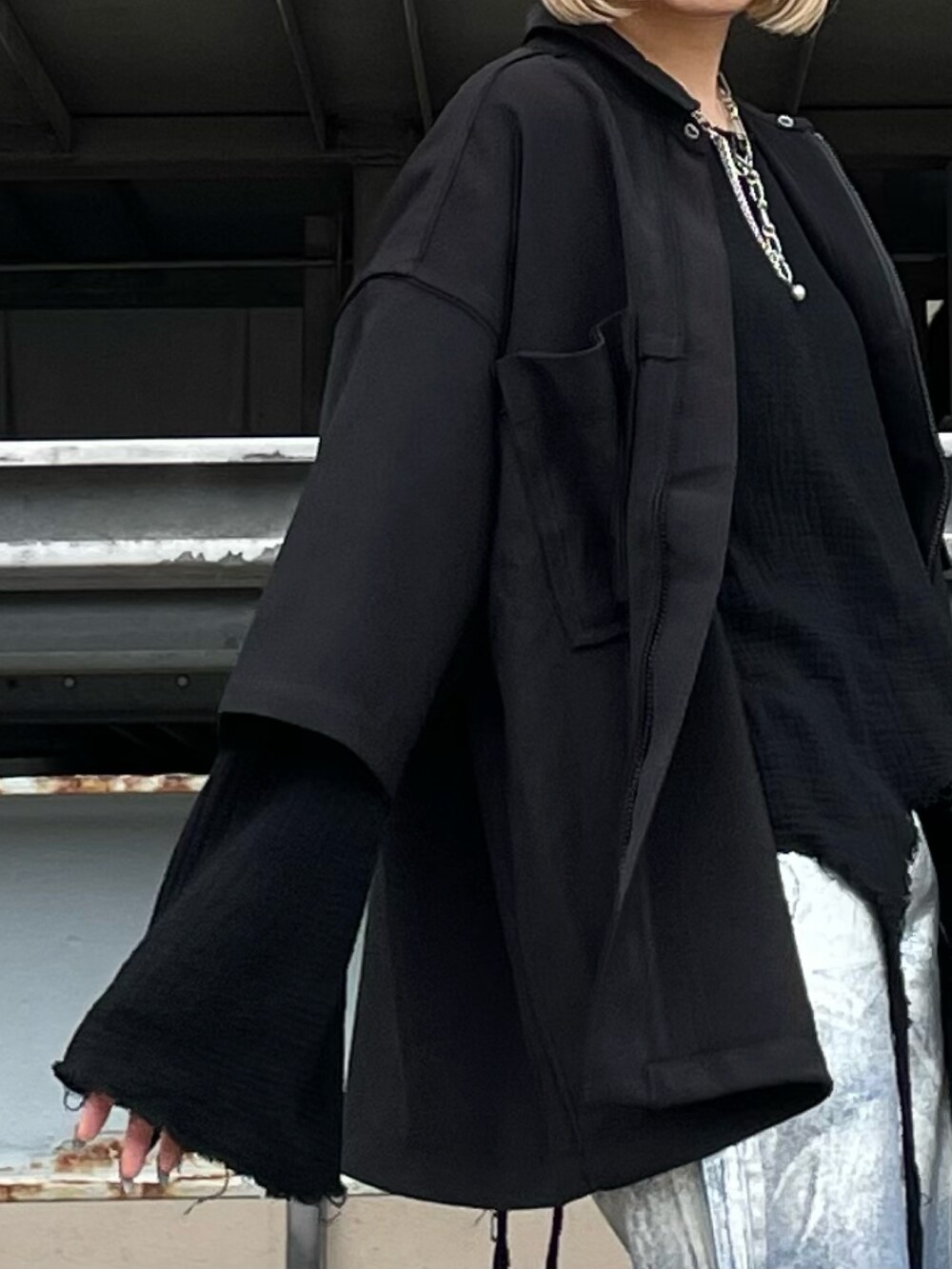 ブラック系のシャツ/ブラウス、ブルー系のデニムパンツを着用したレディースの春コーディネートの4枚目の写真