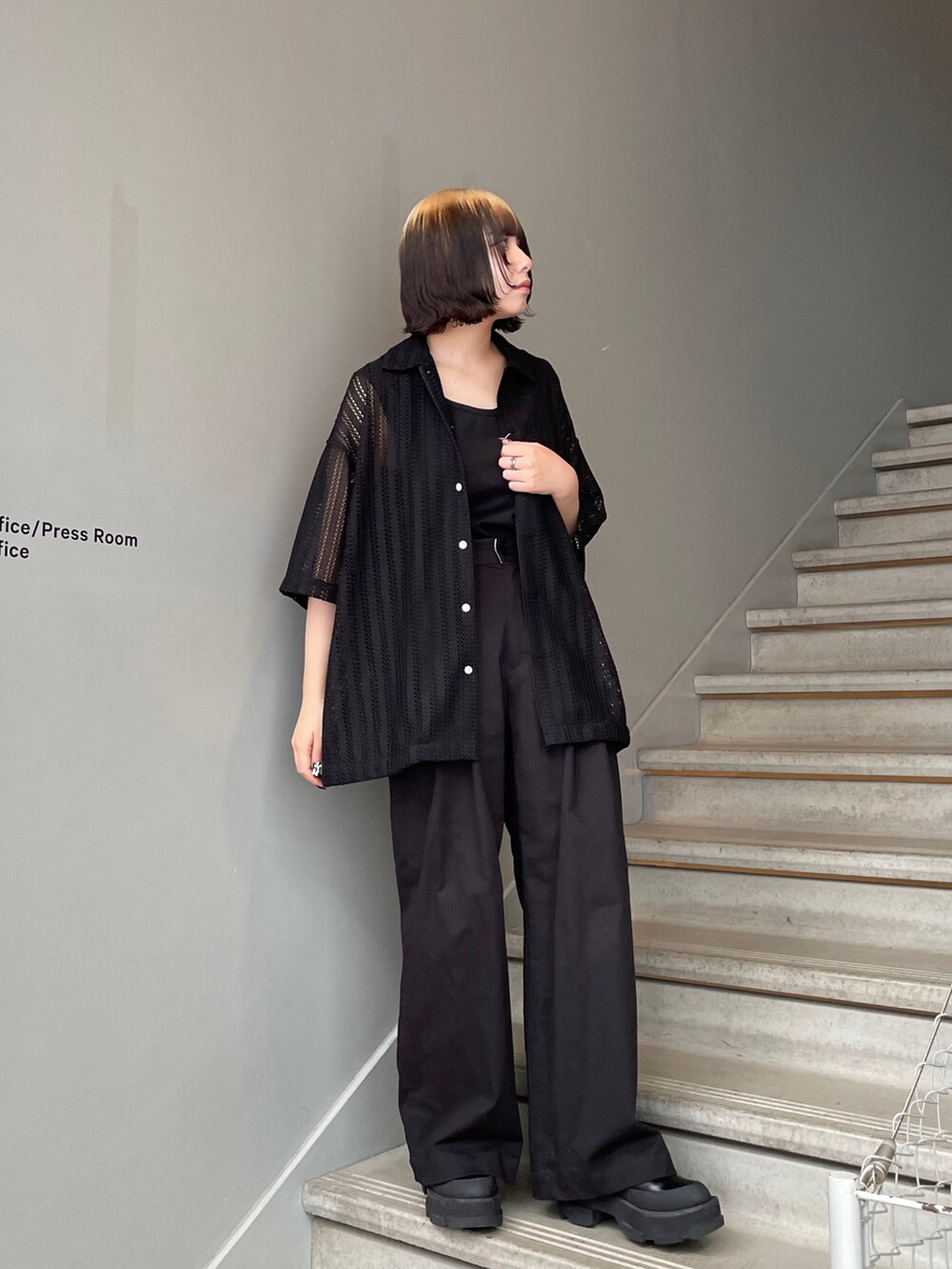 ブラック系のタンクトップ、ブラック系のシャツ/ブラウス、ブラック系のその他パンツを着用したレディースの夏コーディネートの2枚目の写真