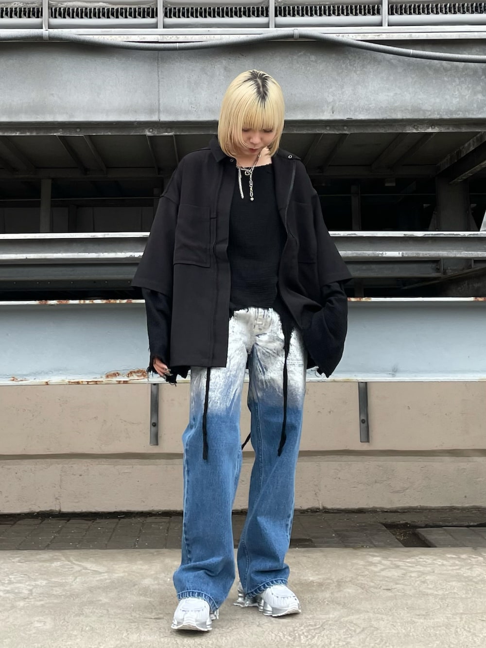 ブラック系のシャツ/ブラウス、ブルー系のデニムパンツを着用したレディースの春コーディネートの2枚目の写真