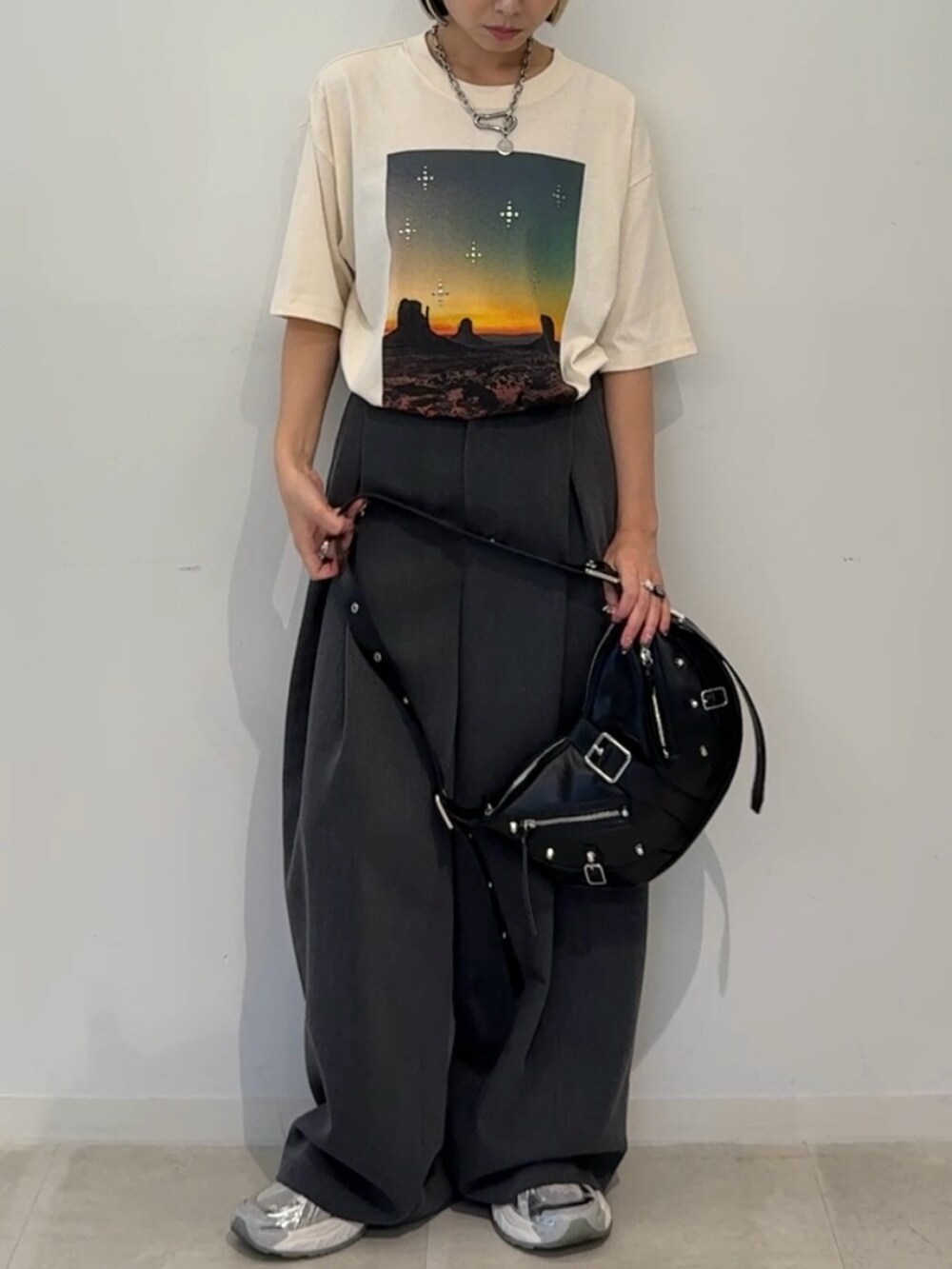 ブラック系のTシャツ/カットソーを着用したレディースの夏コーディネートの3枚目の写真