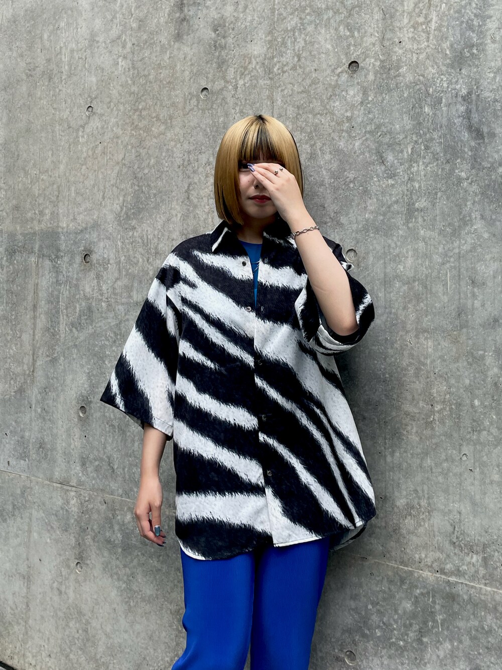 ブラック系のシャツ/ブラウスを着用したレディースの夏コーディネートの2枚目の写真