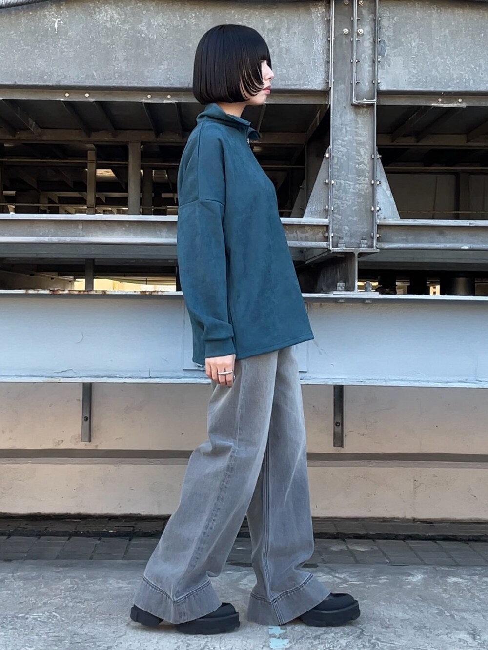 グリーン系のTシャツ/カットソー、ブラック系のデニムパンツを着用したレディースの秋コーディネートの2枚目の写真
