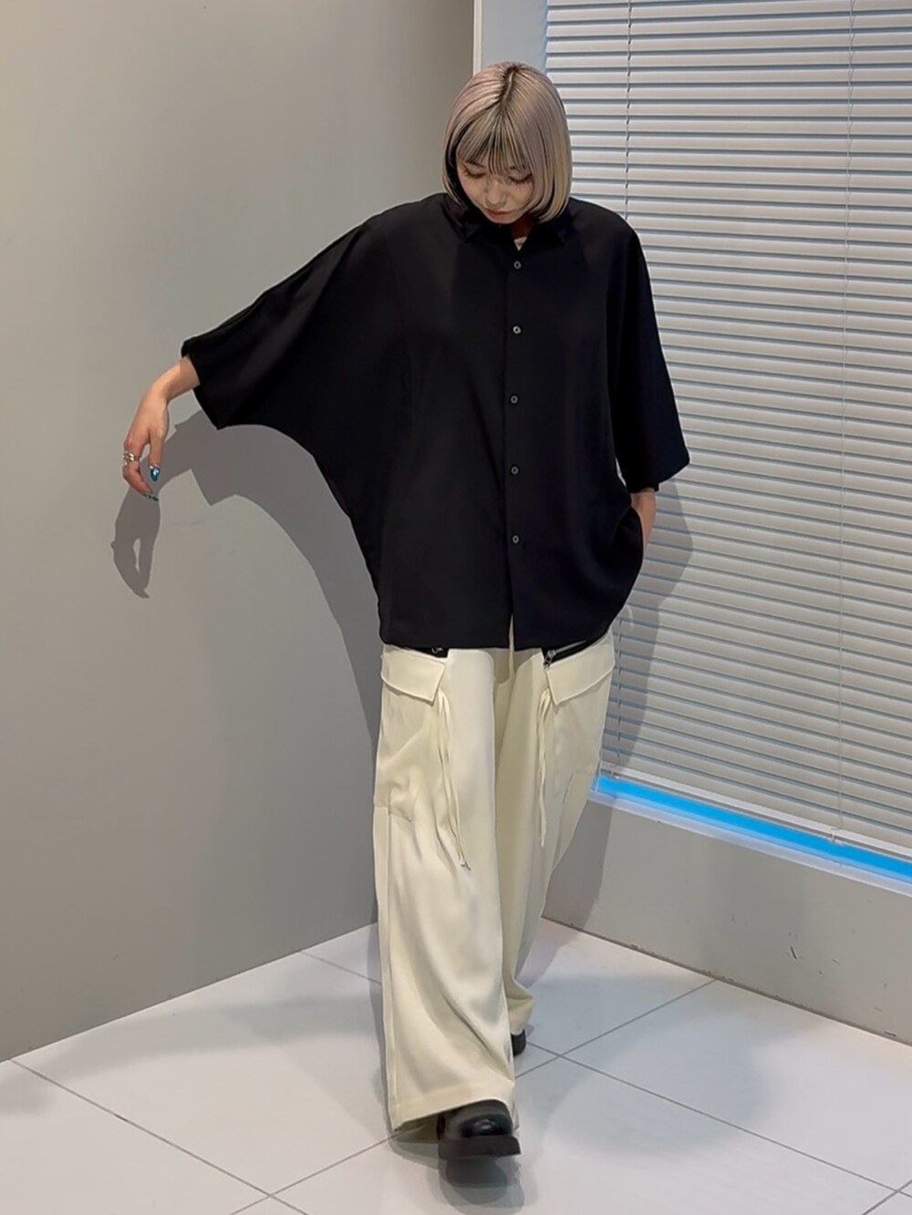 ブラック系のシャツ/ブラウス、ホワイト系のカーゴパンツ、ホワイト系のその他パンツを着用したレディースの春コーディネートの2枚目の写真