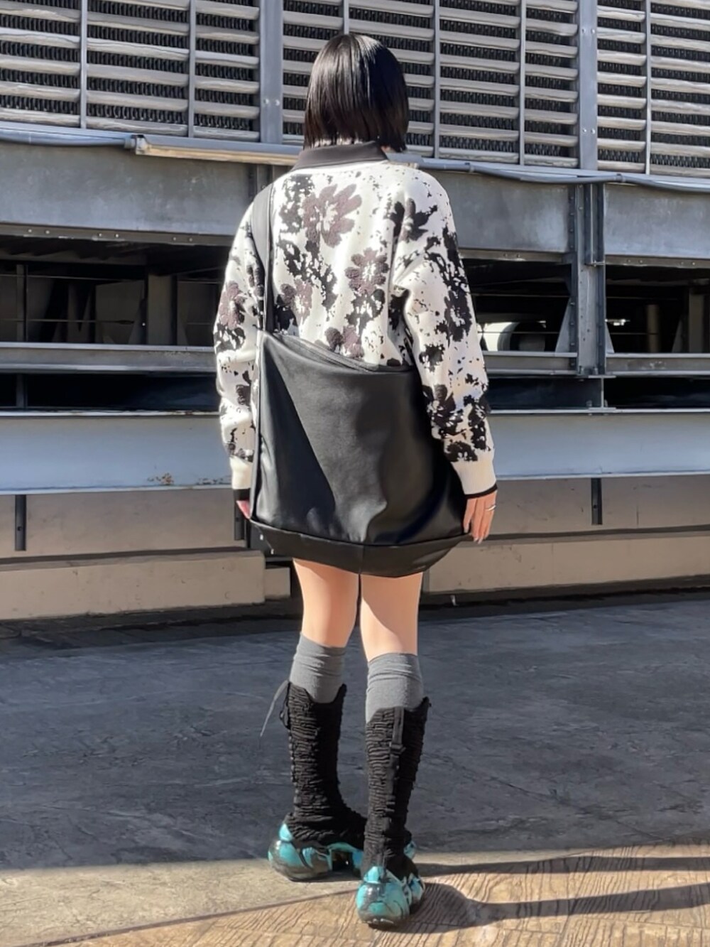 ホワイト系のカーディガン/ボレロ、ホワイト系のカーディガン/ボレロ、ブラック系のショルダーバッグを着用したレディースの冬コーディネートの3枚目の写真