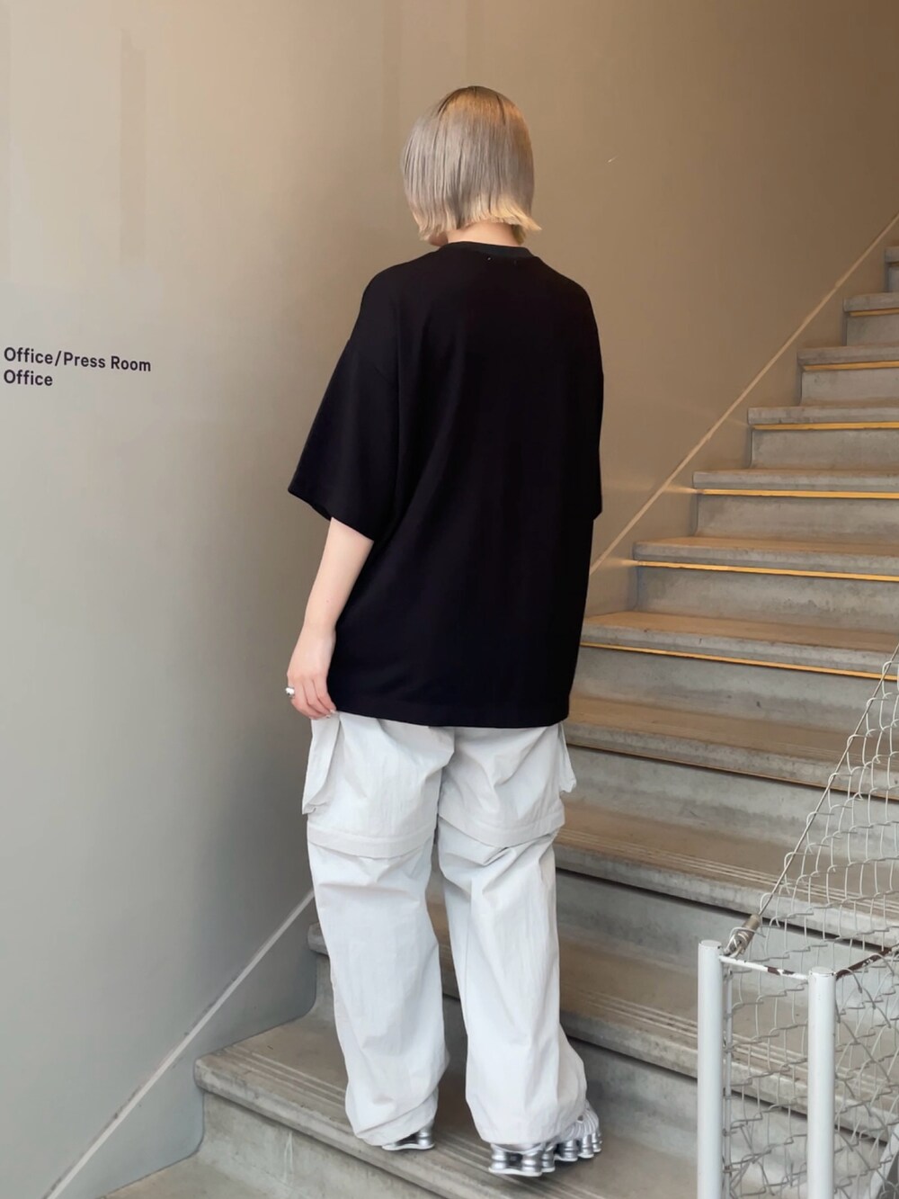 ブラック系のTシャツ/カットソー、グレー系のその他パンツを着用したレディースの春コーディネートの4枚目の写真
