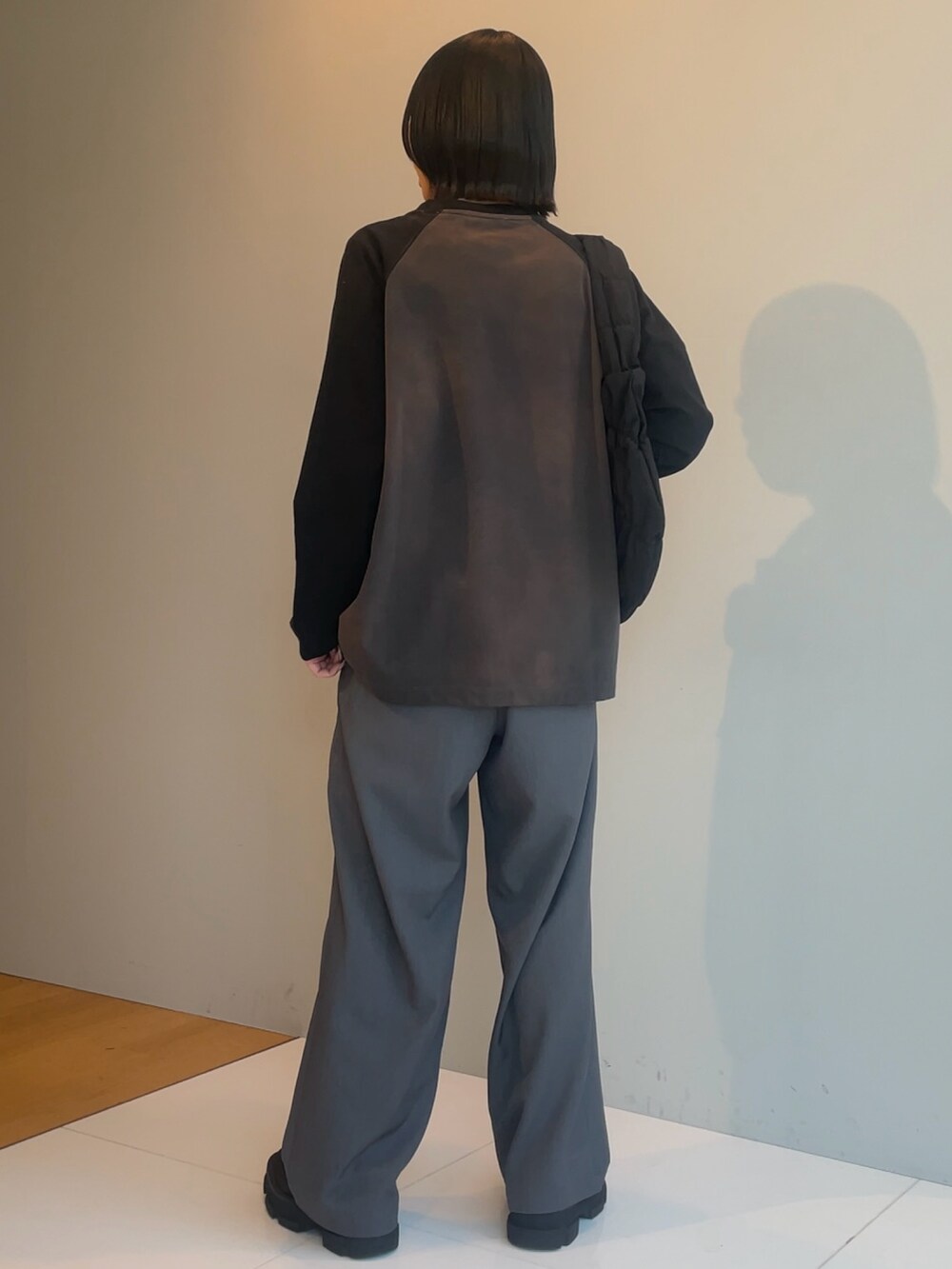 ブラウン系のTシャツ/カットソー、ブラウン系のTシャツ/カットソー、ブラック系のショルダーバッグを着用したレディースの冬コーディネートの4枚目の写真
