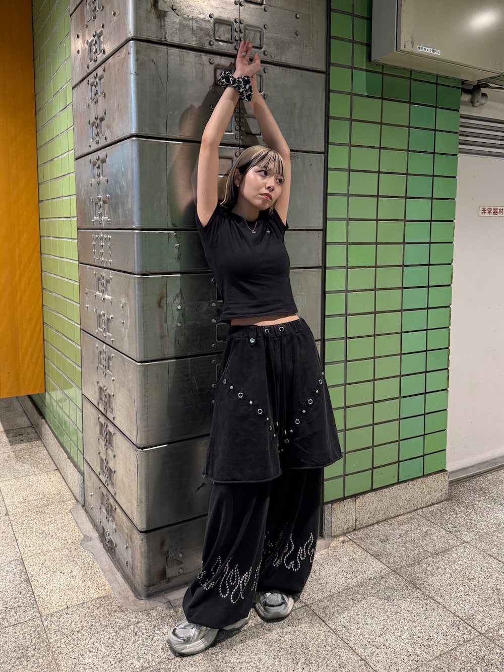 「ブラックコーデ、スタッズ、スウェット、スウェットパンツ、パンツコーデ、ブラック、モード、モードストリート、短丈、夏服コーデ、おでかけコーデ、初夏コーデ、シンプルスタイル、tk.TAKEO KIKUCHI」｜「tk.TAKEO KIKUCHIのK’PJT by AOI 『Lightweight Pants』（その他パンツ、ブラック系）」を使った、あおいさん（レディース・159cm）の夏コーディネートの2枚目の写真