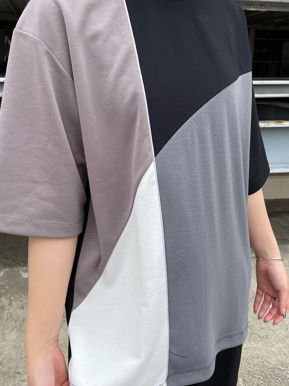 ベージュ系のTシャツ/カットソー、ブラック系のその他パンツを着用したレディースの夏コーディネートの5枚目の写真