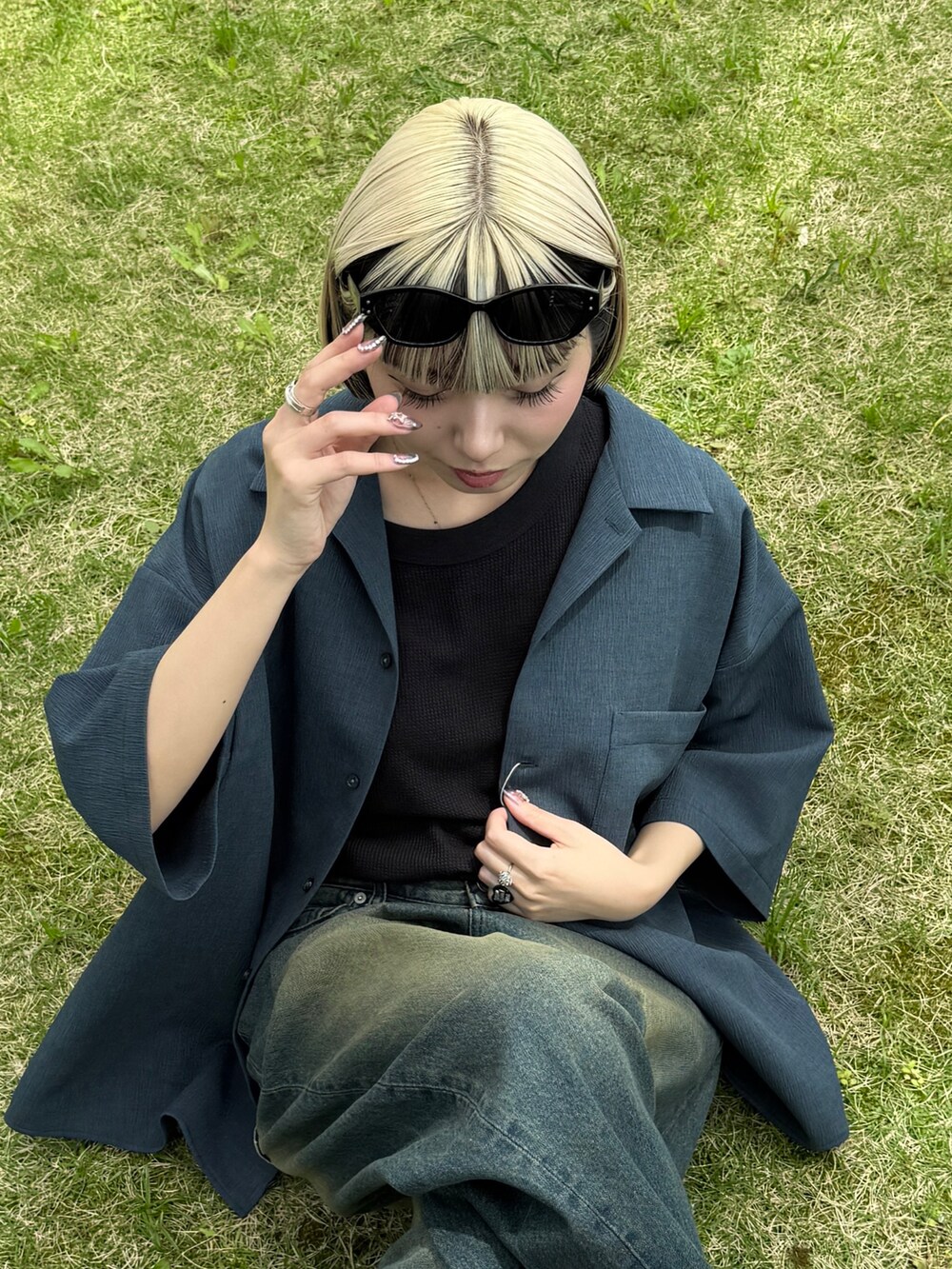 ブラック系のタンクトップ、ブルー系のシャツ/ブラウス、ブルー系のデニムパンツを着用したレディースの春コーディネートの2枚目の写真