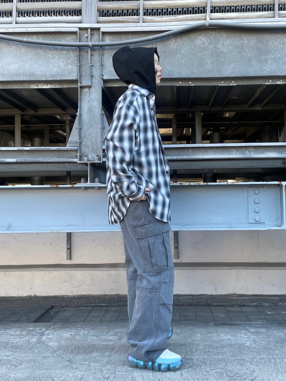 ブラック系のシャツ/ブラウス、グレー系のカーゴパンツを着用したレディースの冬コーディネートの3枚目の写真