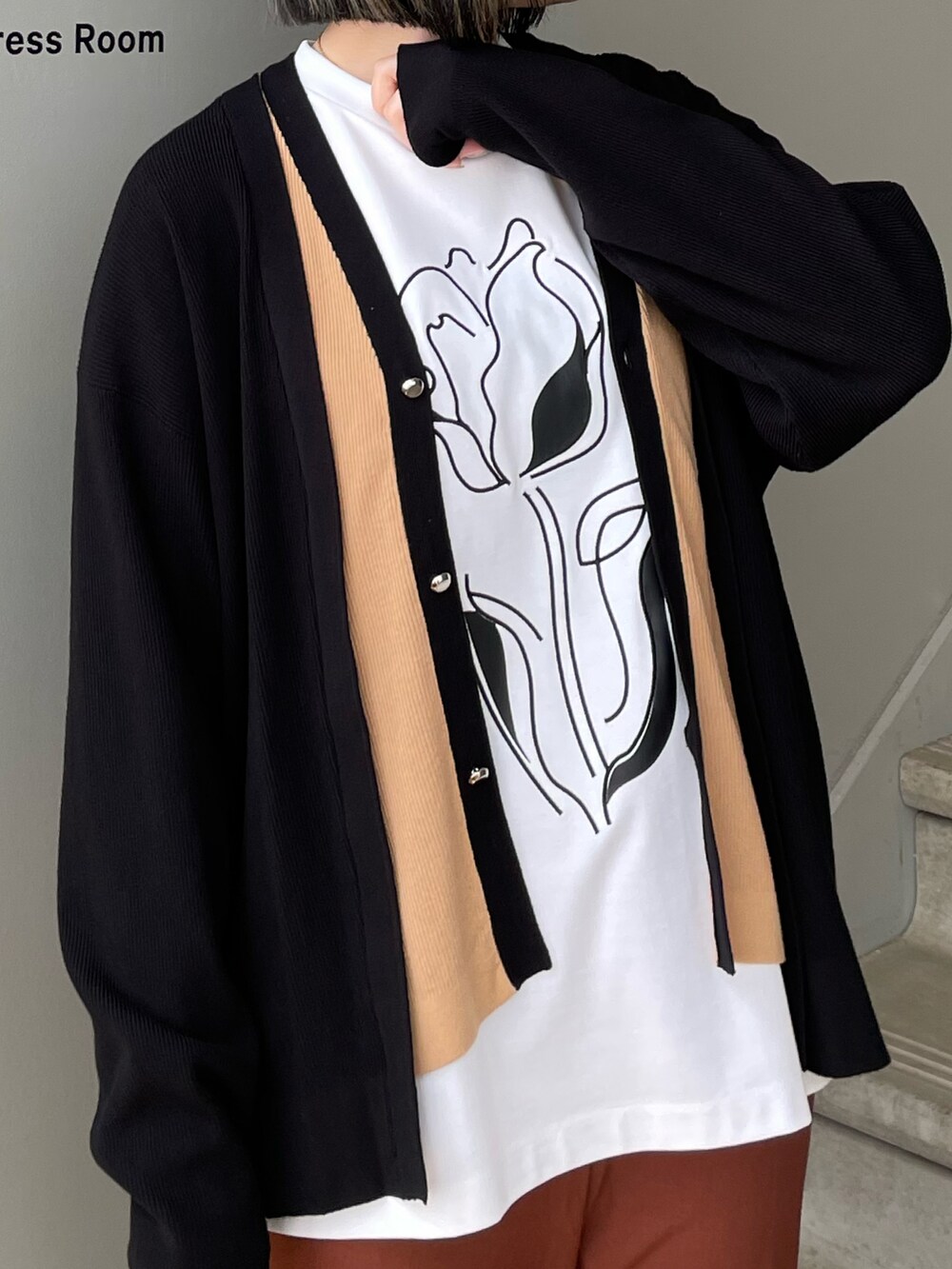 ホワイト系のTシャツ/カットソー、ブラック系のカーディガン/ボレロを着用したレディースの秋コーディネートの2枚目の写真