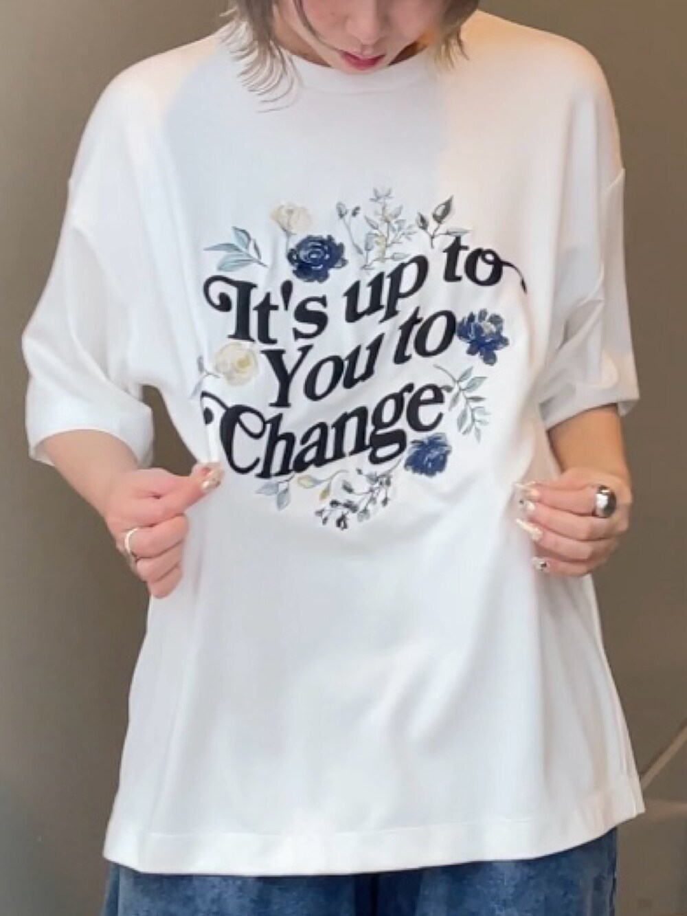 ホワイト系のTシャツ/カットソー、ブルー系のデニムパンツを着用したレディースの春コーディネートの2枚目の写真