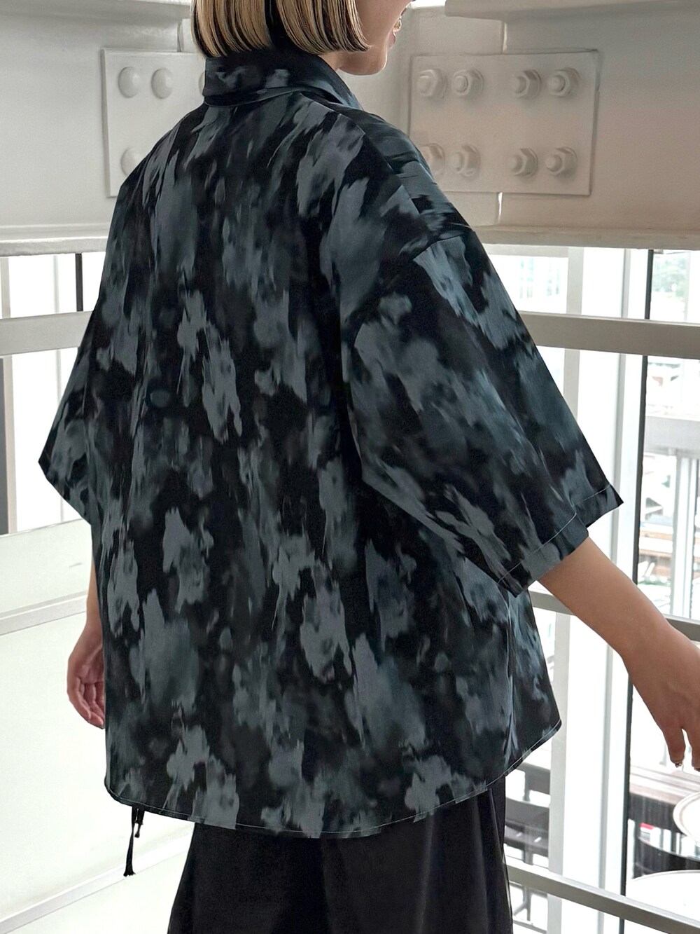 ブラック系のシャツ/ブラウスを着用したレディースの春コーディネートの3枚目の写真