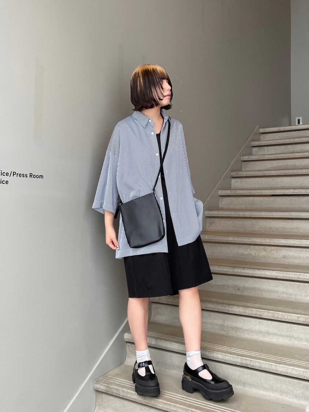 ブルー系のシャツ/ブラウス、ブラック系のショルダーバッグ、ブラック系のその他パンツを着用したレディースの夏コーディネートの2枚目の写真