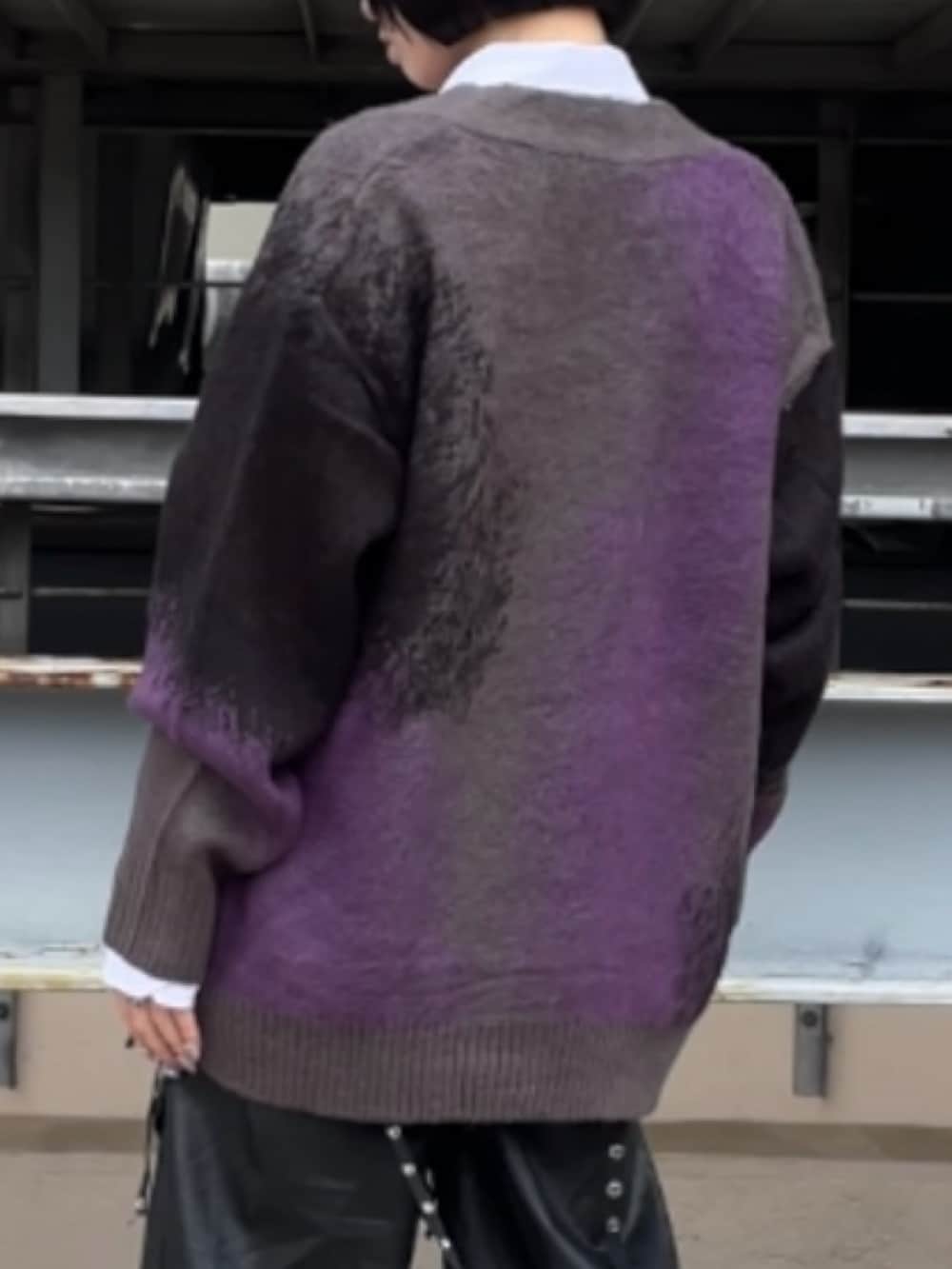 パープル系のカーディガン/ボレロ、パープル系のカーディガン/ボレロ、ブラック系のその他パンツを着用したレディースの秋コーディネートの4枚目の写真