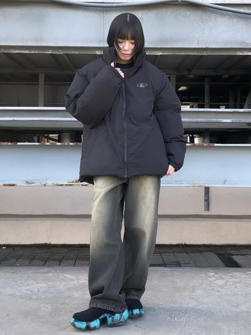 ブラック系のダウンジャケット/コート、ブラック系のデニムパンツ、ブラック系のデニムパンツを着用したレディースの冬コーディネートの2枚目の写真