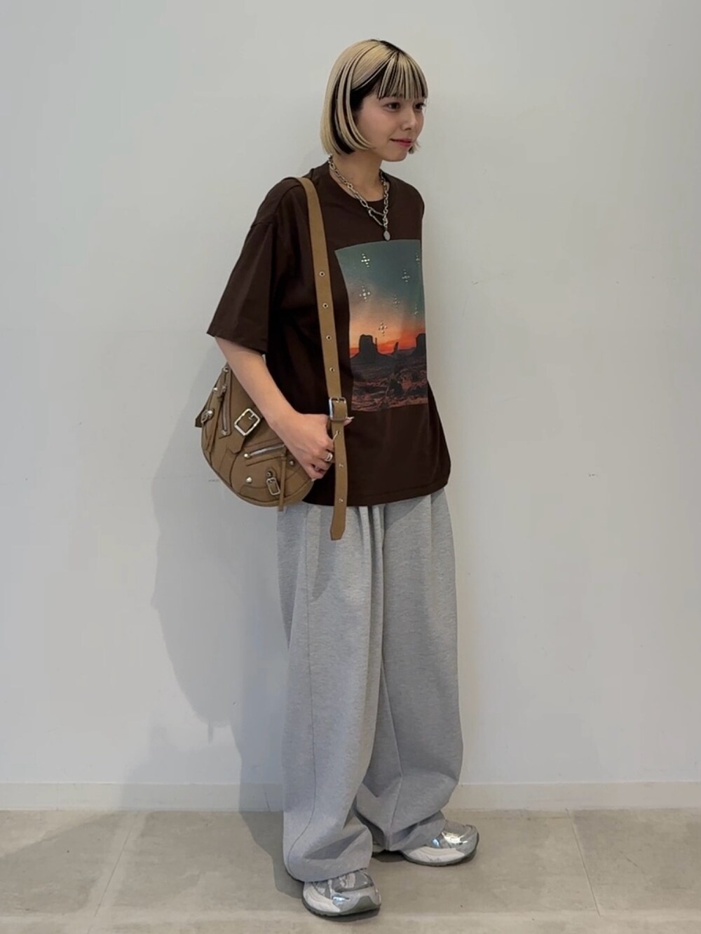 ブラック系のTシャツ/カットソーを着用したレディースの夏コーディネートの2枚目の写真