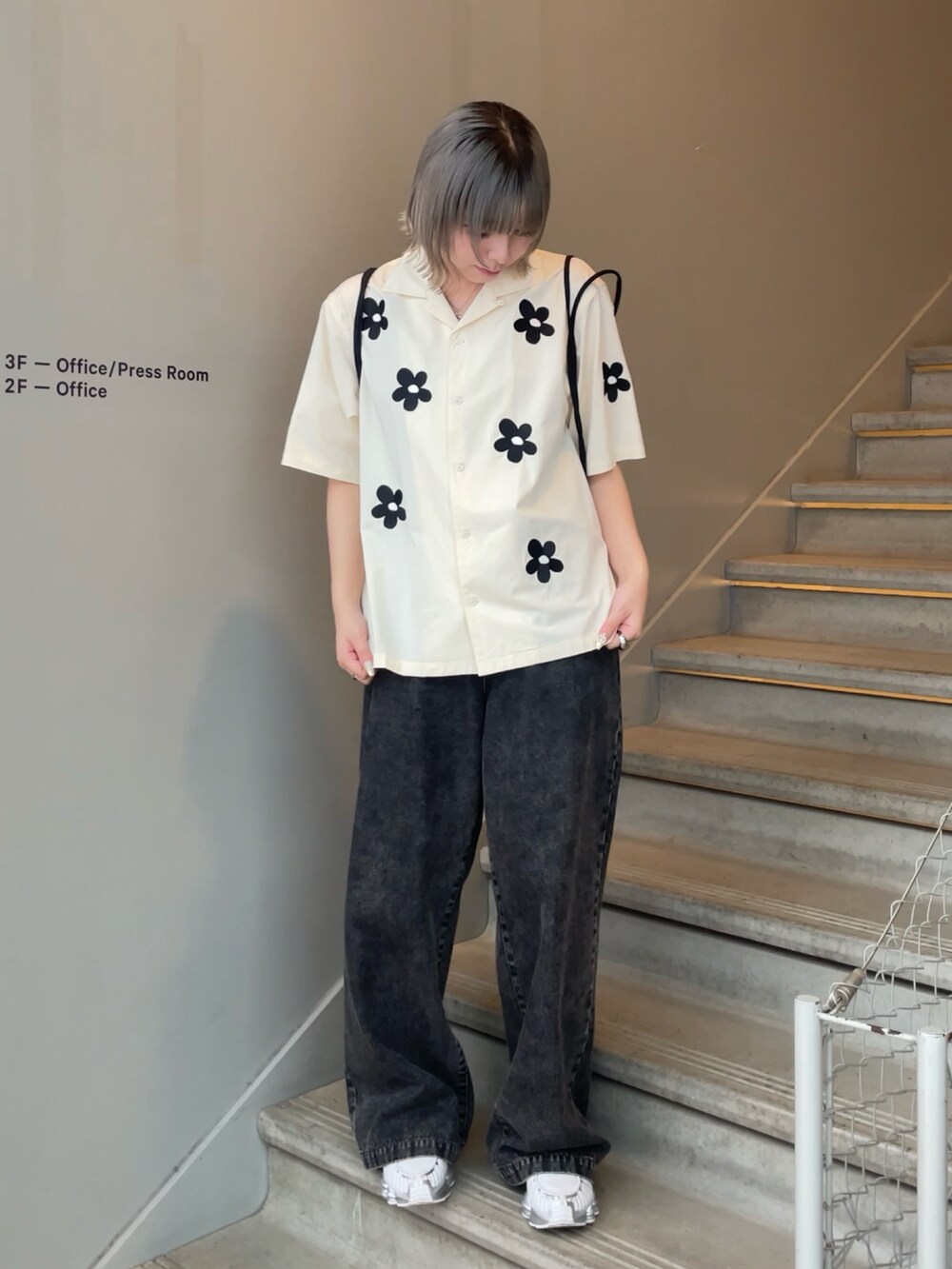 ホワイト系のシャツ/ブラウス、ブラック系のデニムパンツ、ブラック系のバックパック/リュックを着用したレディースの春コーディネートの5枚目の写真