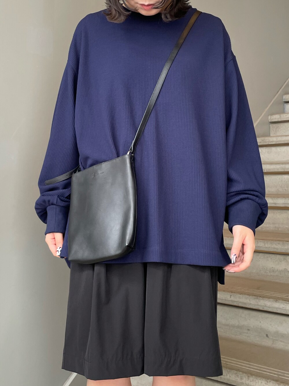 ブルー系のTシャツ/カットソー、ブラック系のショルダーバッグ、ブラック系のその他パンツを着用したレディースの夏コーディネートの3枚目の写真