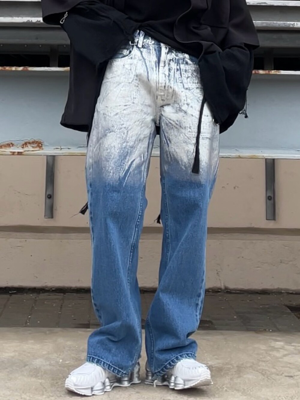 ブラック系のシャツ/ブラウス、ブルー系のデニムパンツを着用したレディースの春コーディネートの5枚目の写真