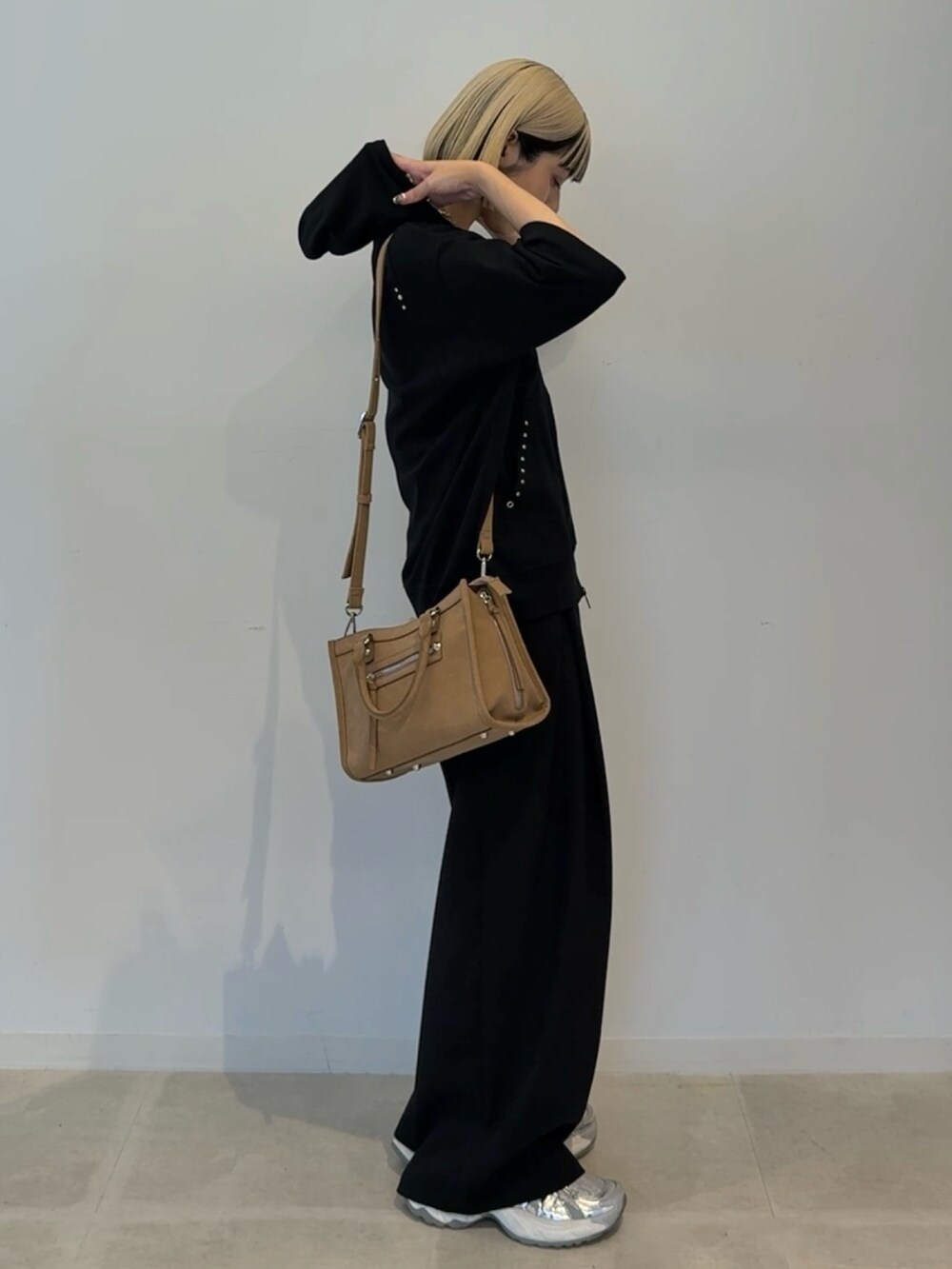 ブラック系のパーカー、ブラック系のその他パンツを着用したレディースの夏コーディネートの2枚目の写真