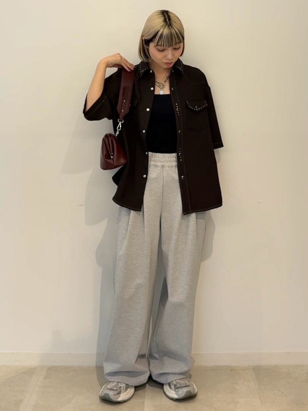 ブラウン系のシャツ/ブラウスを着用したレディースの夏コーディネートの2枚目の写真