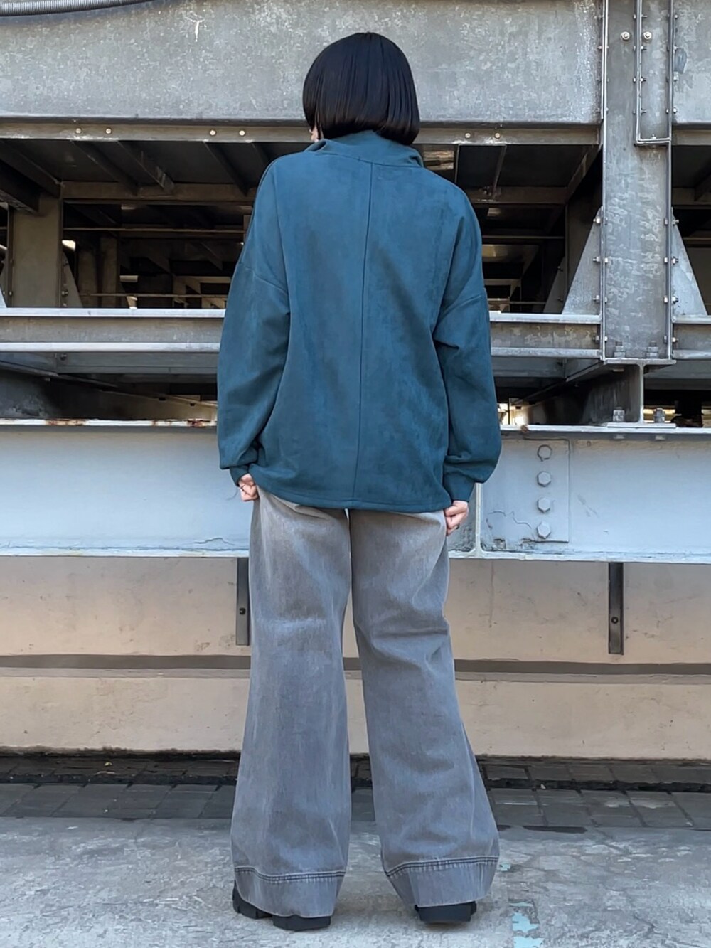 グリーン系のTシャツ/カットソー、ブラック系のデニムパンツを着用したレディースの秋コーディネートの3枚目の写真