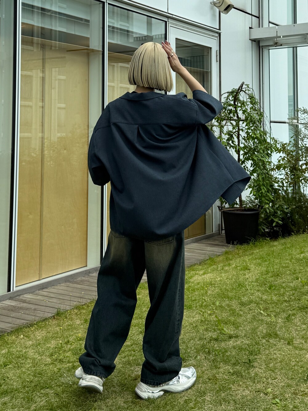 ブラック系のタンクトップ、ブルー系のシャツ/ブラウス、ブルー系のデニムパンツを着用したレディースの春コーディネートの3枚目の写真