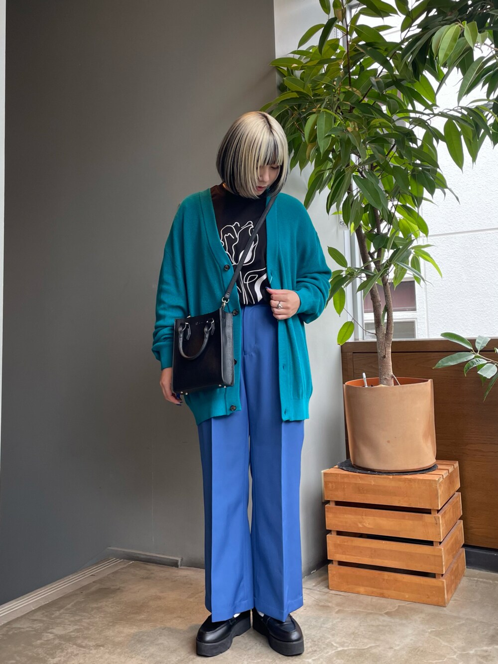 ブラック系のTシャツ/カットソー、ブラック系のショルダーバッグ、ブルー系のその他パンツを着用したレディースの夏コーディネートの2枚目の写真